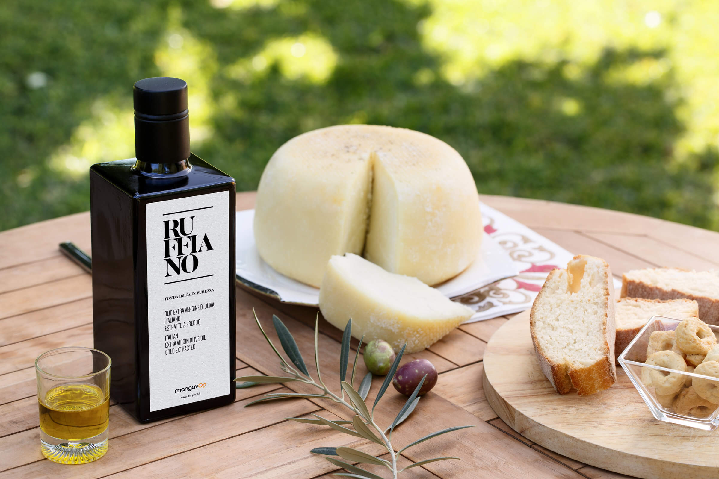 mangavop-olio-extravergine-ambientato-01